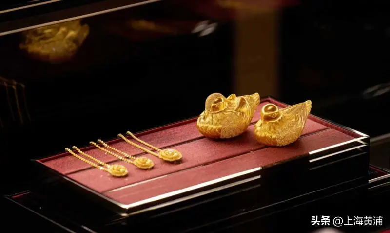 老铺黄金新天地店开业_古法黄金品牌折扣活动_中国黄金是大品牌吗