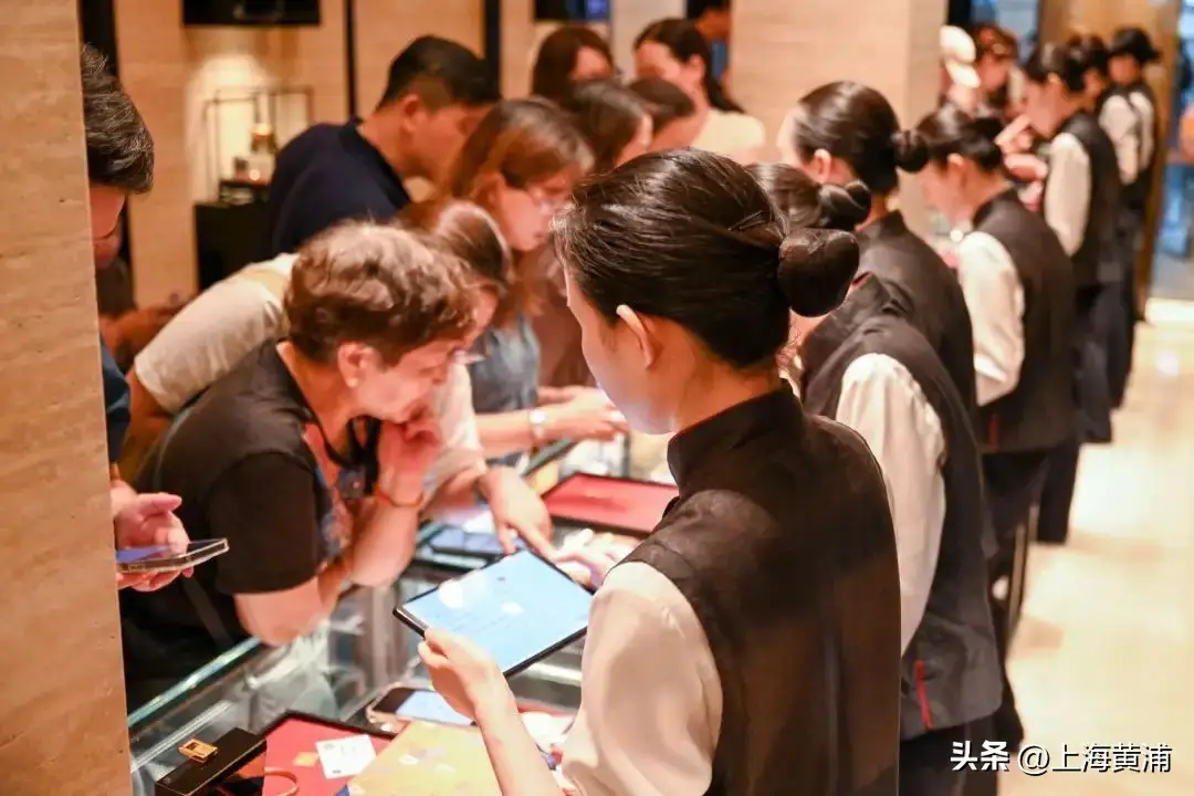 老铺黄金新天地店开业_中国黄金是大品牌吗_古法黄金品牌折扣活动