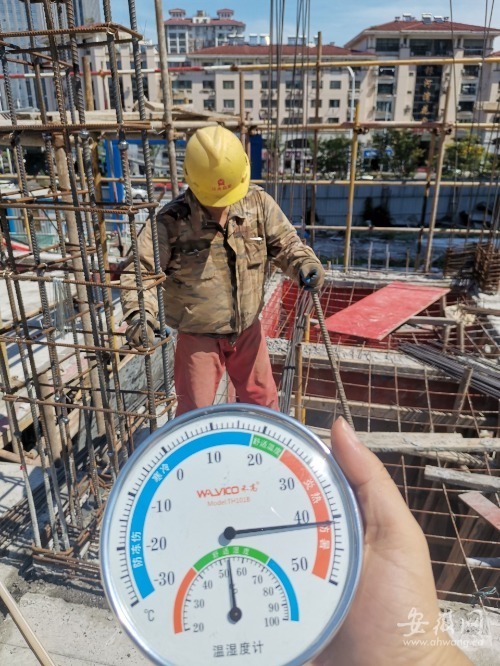合肥高温建筑工地工人工作情况_合肥大市场订工作服的厂家_合肥高温加油站记者探访
