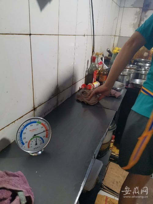 合肥高温建筑工地工人工作情况_合肥高温加油站记者探访_合肥大市场订工作服的厂家