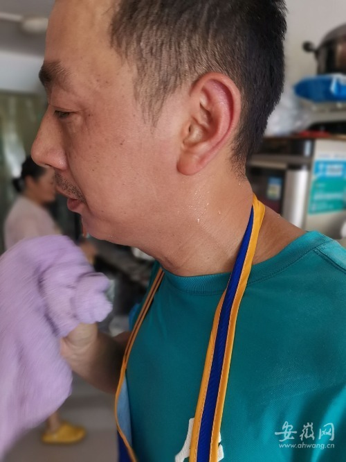 合肥大市场订工作服的厂家_合肥高温建筑工地工人工作情况_合肥高温加油站记者探访