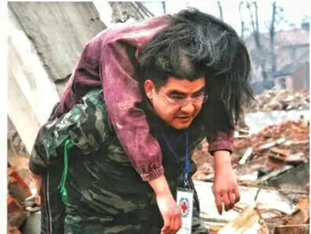 陈光标的钱是哪里来的_陈光标的变形金刚是什么设备_陈光标发钱图