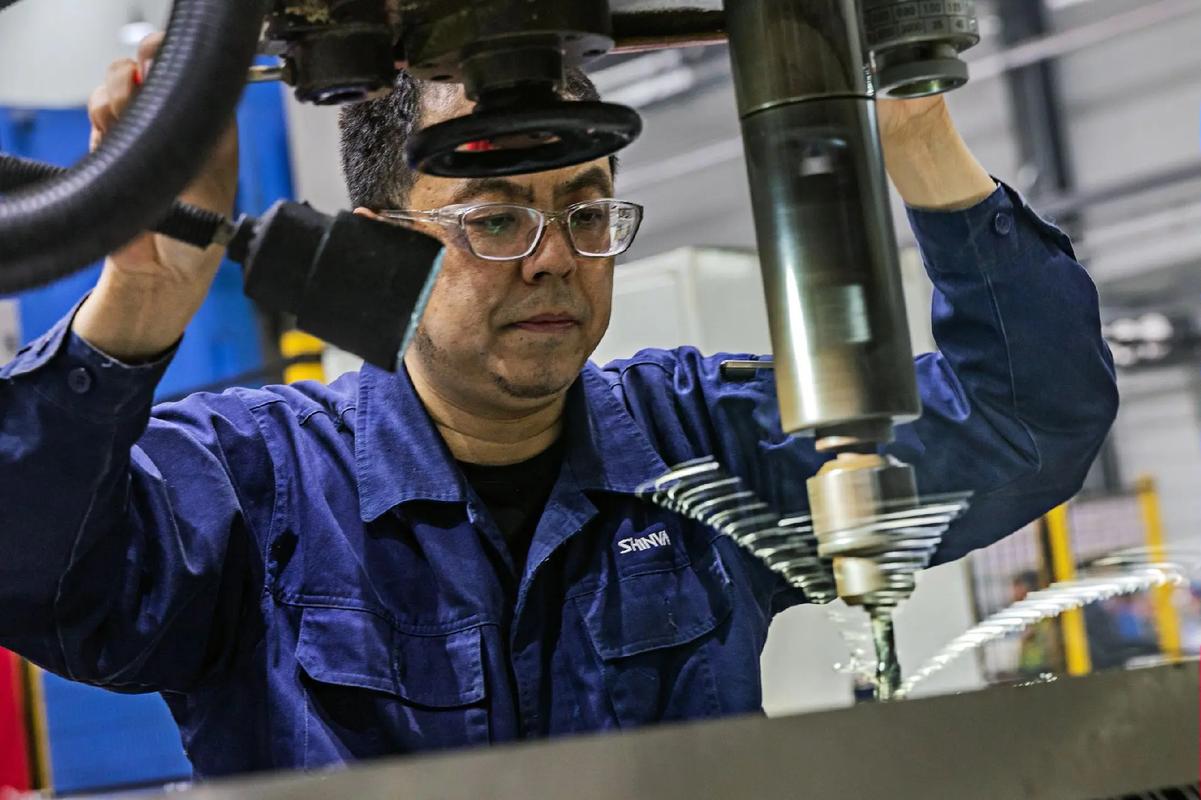 劳模工匠宣传团深入宁波舟山港主航道工程一线