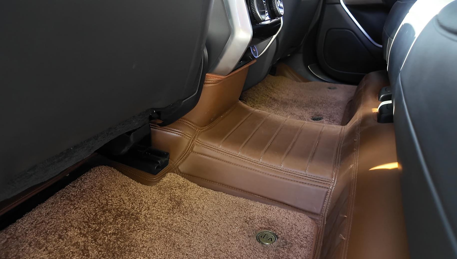 路虎租一天需要多少钱_路虎揽胜豪华品牌中大型SUV评测_路虎揽胜内饰豪华感与细节做工分析