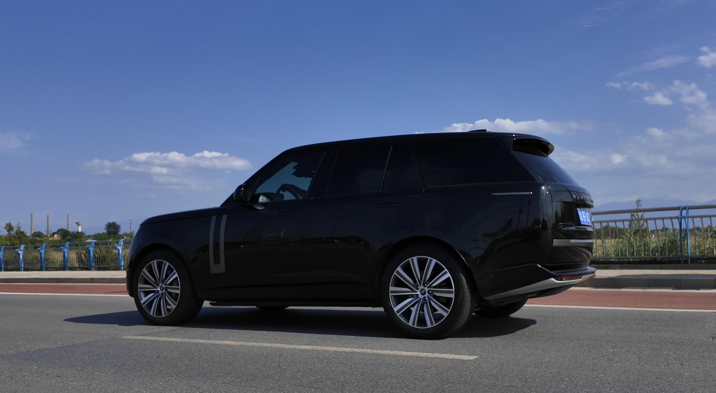 路虎揽胜豪华品牌中大型SUV评测_路虎租一天需要多少钱_路虎揽胜内饰豪华感与细节做工分析