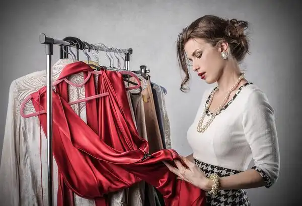 实体店的服装和网上哪个好_服装电商与实体店竞争_网购衣服与实体店购买区别